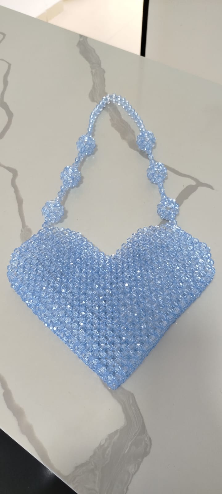 Cartera Corazón Celeste, cuentas de cristal traslúcido celeste en forma de corazón